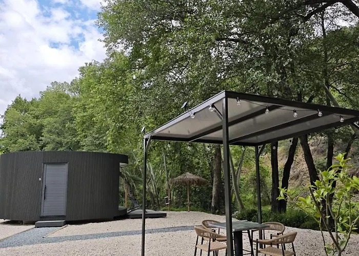 River Glamping Kalopanayiotis ロッジ *