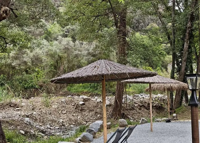 River Glamping Kalopanayiotis ロッジ